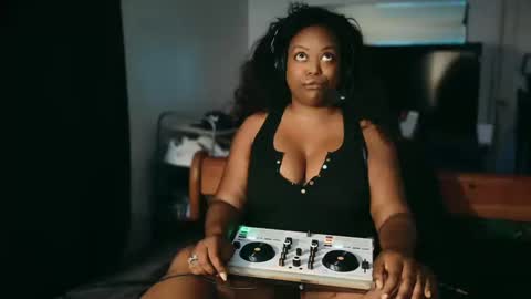 Snapshot of 1lookurhooked chatting on October 10, 5:23 am Lillycakes online show from October 10, 5:23 am