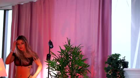 Snapshot of _arielle chatting on December 27, 8:24 am Arielle online show from December 27, 8:24 am