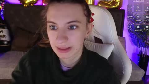 _ash_leyy_ online show from December 19, 1:32 am