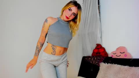 Snapshot of _cloe_1 chatting on December 12, 6:03 am Chloe online show from December 12, 6:03 am