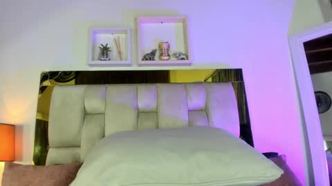 Snapshot of _emily_r chatting on October 15, 12:08 pm Isabella online show from October 15, 12:08 pm