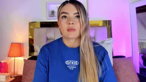 Snapshot of _emily_r chatting on October 10, 12:32 pm Isabella online show from October 10, 12:32 pm