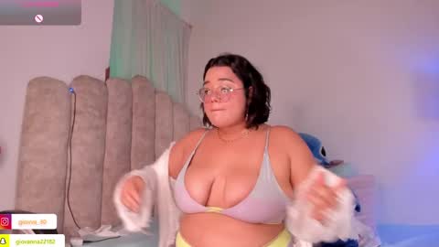 Snapshot of _giovaa_ chatting on February 10, 7:07 pm G I O V A online show from February 10, 7:07 pm