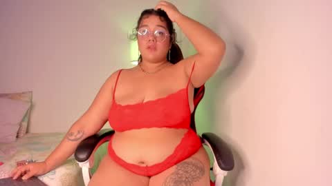 Snapshot of _giovaa_ chatting on December 18, 6:43 am G I O V A online show from December 18, 6:43 am