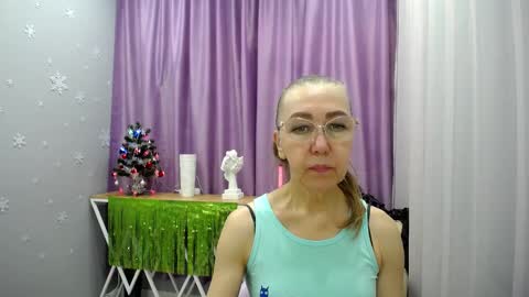 Snapshot of _greybunny_ chatting on December 25, 10:28 am _greybunny_ online show from December 25, 10:28 am