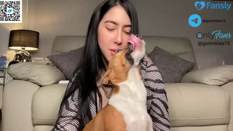 Snapshot of _gummies15 chatting on October 9, 2:15 am sara online show from October 9, 2:15 am