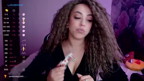 Snapshot of _just_a_queen_3 chatting on December 4, 5:55 pm _just_a_queen_3 online show from December 4, 5:55 pm