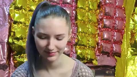 _kikiclark_ online show from April 8, 7:27 pm