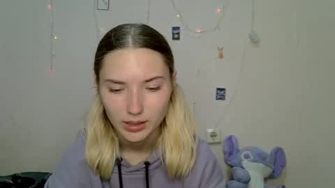 _kikiclark_ online show from September 14, 8:40 pm