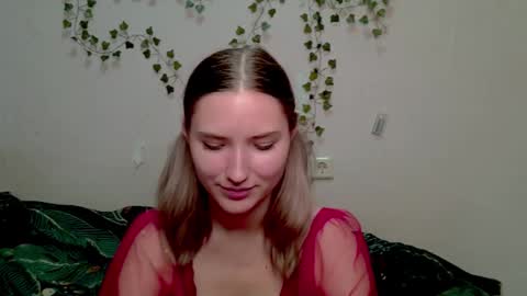 _kikiclark_ online show from November 1, 8:57 pm