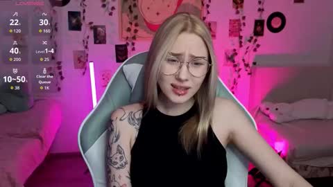 Snapshot of _kitekat_ chatting on October 27, 2:23 pm Sasha online show from October 27, 2:23 pm