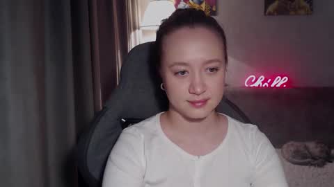 _lalune_ online show from November 16, 9:10 am