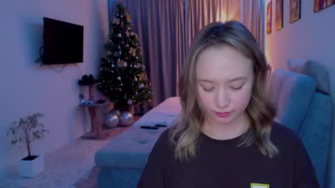 Snapshot of _lalune_ chatting on December 3, 12:00 am _lalune_ online show from December 3, 12:00 am