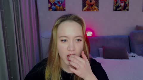 Snapshot of _lalune_ chatting on December 25, 7:24 pm _lalune_ online show from December 25, 7:24 pm