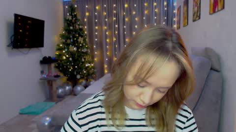 Snapshot of _lalune_ chatting on December 2, 12:06 pm _lalune_ online show from December 2, 12:06 pm