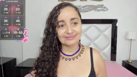 Snapshot of _luna__sweet_ chatting on February 9, 3:43 am luna sweet online show from February 9, 3:43 am