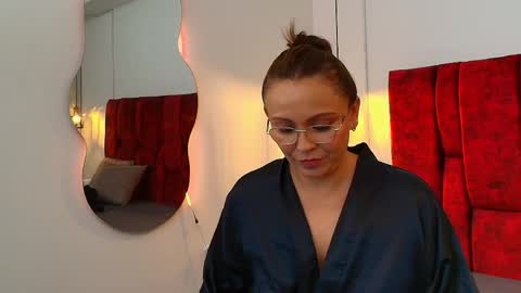 _monaliza_ online show from April 3, 1:42 pm