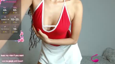 _nayade_ online show from April 8, 11:51 pm