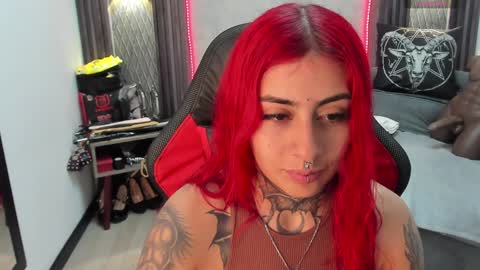 Snapshot of _selene_red chatting on February 8, 3:53 pm Selene online show from February 8, 3:53 pm