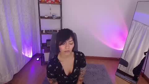 Snapshot of _sensualkitten_ chatting on February 27, 1:05 am Laura online show from February 27, 1:05 am