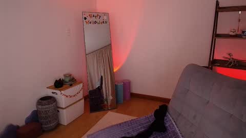 Snapshot of _sensualkitten_ chatting on October 20, 12:57 am Laura online show from October 20, 12:57 am