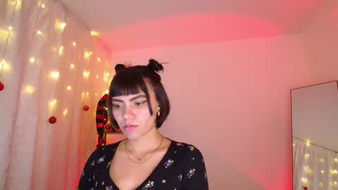 Snapshot of _sensualkitten_ chatting on December 15, 9:03 am Laura online show from December 15, 9:03 am