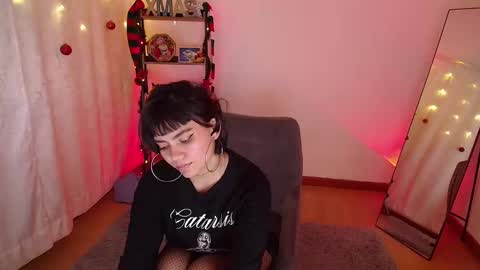 Snapshot of _sensualkitten_ chatting on December 6, 2:02 am Laura online show from December 6, 2:02 am