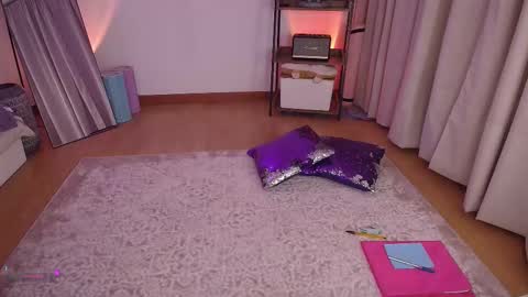 Snapshot of _sensualkitten_ chatting on September 25, 1:15 am Laura online show from September 25, 1:15 am
