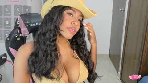 Snapshot of abby_tits chatting on December 16, 5:00 pm ABBY online show from December 16, 5:00 pm