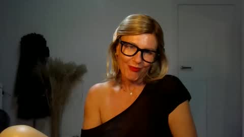 Snapshot of adelemilf40 chatting on October 2, 6:24 pm adelemilf40 online show from October 2, 6:24 pm