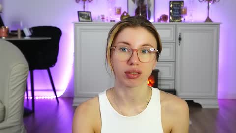 Snapshot of aelia_anara chatting on October 28, 5:57 am Aelia online show from October 28, 5:57 am