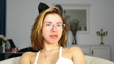 Snapshot of aelia_anara chatting on September 30, 4:07 am Aelia online show from September 30, 4:07 am