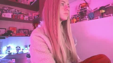 Snapshot of agathaa_ks_ chatting on December 10, 6:11 am Camila 2 online show from December 10, 6:11 am