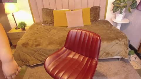 Ailyn rouss online show from April 11, 1:48 pm