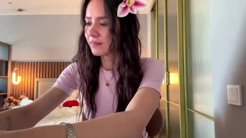 Aisha online show from April 15, 8:15 am