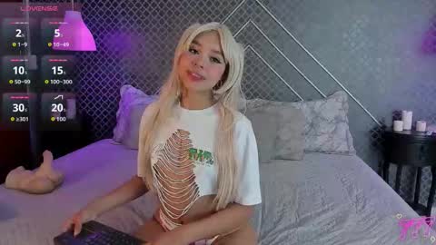 aleja_bloom online show from March 8, 11:25 am