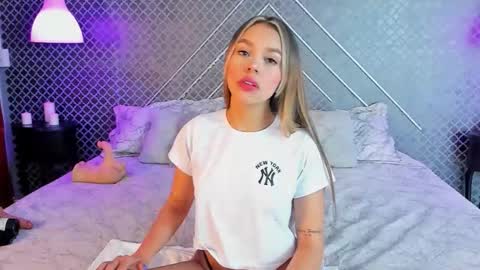 Snapshot of aleja_bloom chatting on October 8, 12:20 pm aleja_bloom online show from October 8, 12:20 pm