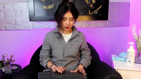  Alice Evans online show from January 9, 12:30 pm