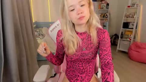 Snapshot of alice_forfun chatting on October 8, 5:01 am Alichery online show from October 8, 5:01 am