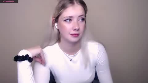 Snapshot of alicemeow_ chatting on September 12, 6:25 am Alice online show from September 12, 6:25 am