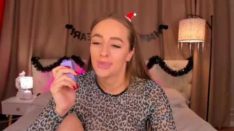 Mia online show from December 22, 1:42 am