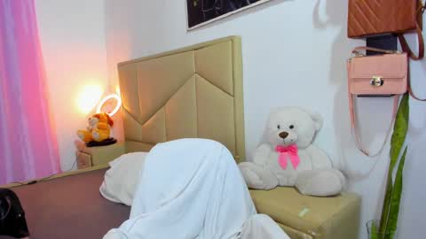 Snapshot of aliciabiden chatting on October 13, 6:05 am aliciabiden online show from October 13, 6:05 am