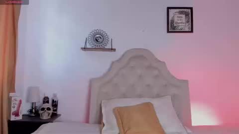 Snapshot of aliice_walker_ chatting on September 15, 1:30 pm aliice_walker_ online show from September 15, 1:30 pm