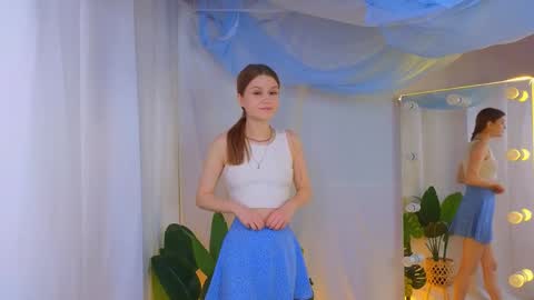 Snapshot of alisia_spinnet chatting on December 13, 8:21 am Alisia online show from December 13, 8:21 am
