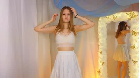 Snapshot of alisia_spinnet chatting on January 21, 7:04 am Alisia online show from January 21, 7:04 am