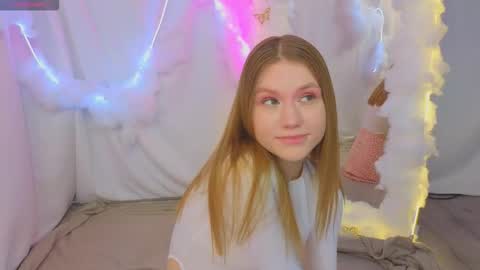 Snapshot of alisia_spinnet chatting on September 23, 10:35 am Alisia online show from September 23, 10:35 am