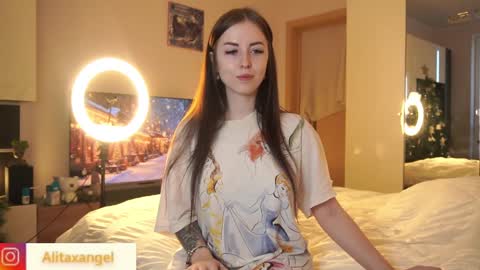 Snapshot of alitaangel_ chatting on January 5, 11:04 am A L I T A online show from January 5, 11:04 am