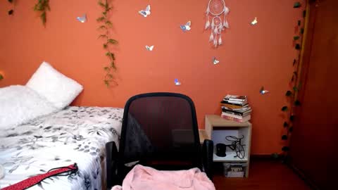 Snapshot of allierose_ chatting on October 17, 8:23 pm Allie online show from October 17, 8:23 pm