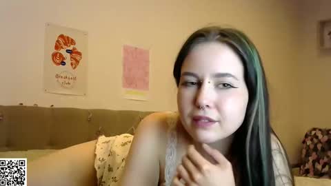 Snapshot of almmilk chatting on September 18, 3:43 pm Lina online show from September 18, 3:43 pm