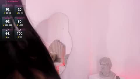 ambarevans_ online show from November 27, 11:57 am